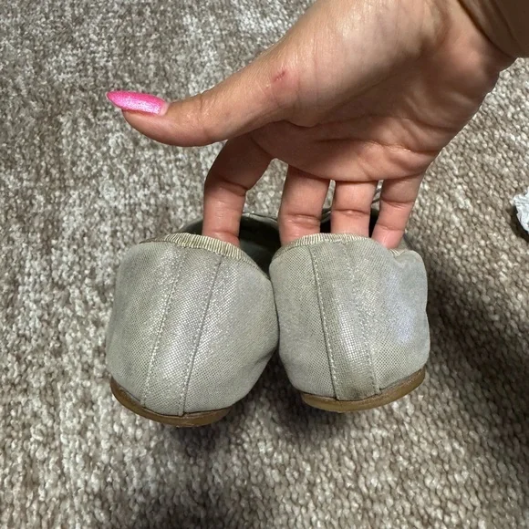 Chanel Cream Flats with Bow Detail - Picture 4 of 8